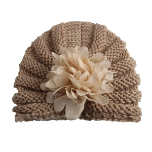 Bonnet tricoté chaud pour bébé avec une grande fleur en mousseline de couleur marron clair