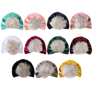 Cappelli a turbante in velluto per neonati con pompon in ecopelliccia in 11 colori caldi