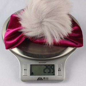 Vista dettagliata del turbante in velluto per neonati con pompon in pelliccia, pesa solo 29,9g