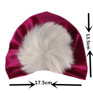 Dettaglio cappello turbante neonato in velluto con misure 17,5x13,5cm e pompon di eco-pelliccia