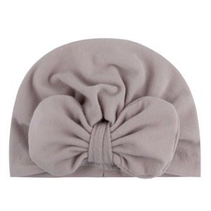 Turbante suave para bebé en color morado empolvado con gran lazo decorativo frontal