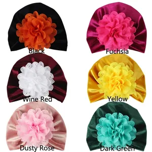 Détails de 6 bonnets bébé en velours avec fleurs décoratives en diverses couleurs