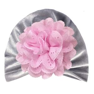 Bonnet turban bébé en velours gris avec grande fleur en dentelle rose pour nourrissons
