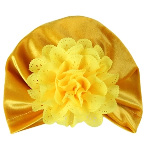 Bonnet turban bébé en velours jaune vif orné d'une grande fleur décorative en dentelle
