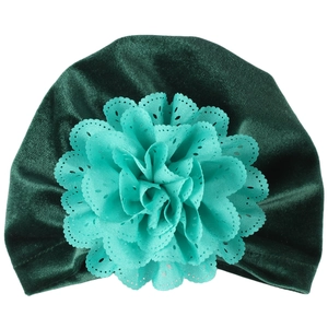 Détail du bonnet turban en velours pour bébé avec une fleur décorative ajourée