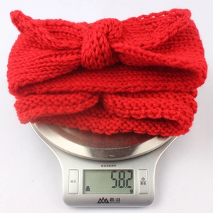 Fascia per neonati in maglia rossa con fiocco decorativo, del peso di 58,2 g sulla bilancia
