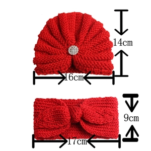 Détail de l'ensemble bonnet et bandeau en tricot rouge pour enfants avec strass