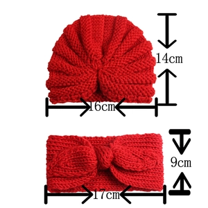 Dettaglio del set in maglia rossa per neonati con cappello e fascia e misure fornite