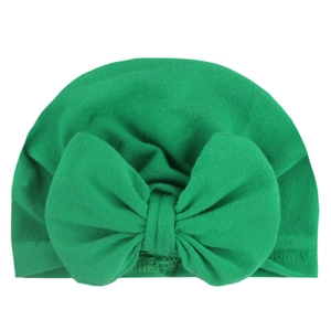 Turbante suave para bebé verde hierba con un lazo grande en cómodo algodón de punto