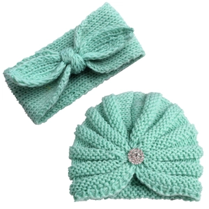 Détail d'un ensemble bonnet et bandeau en tricot vert menthe avec boucle en strass