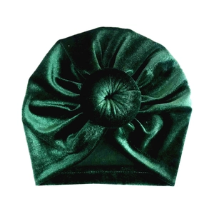 Détail du turban pour bébé en velours vert émeraude avec un nœud décoratif en forme de donut