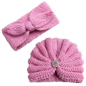 Ensemble bonnet turban et bandeau tricoté rose pour bébé avec détail strass