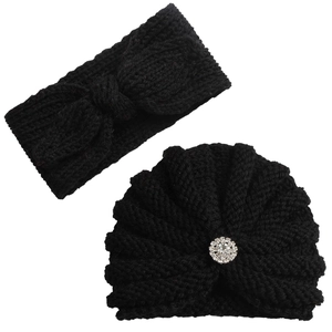 Détail du bandeau en tricot noir avec nœud et du bonnet d'hiver avec strass brillants