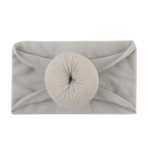 Détail d'un bandeau pour bébé en nylon gris clair avec un nœud donut et une bande large