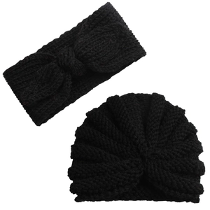 Dettaglio set in maglia nera per neonati con fascia a fiocco e cappello lavorato a maglia
