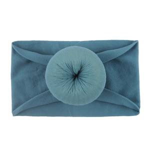 Détail du bandeau pour bébé bleu paon en nylon doux avec nœud rond et large bande extensible