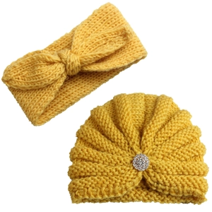 Détail de l'ensemble en tricot jaune gingembre avec bandeau à nœud et bonnet à strass