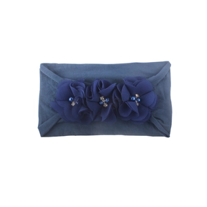 Diadema elástica azul marino para bebé con tres flores de gasa y cuentas de perlas