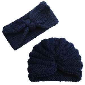 Set invernale in maglia blu marina per neonati con berretto e fascia con fiocco coordinata