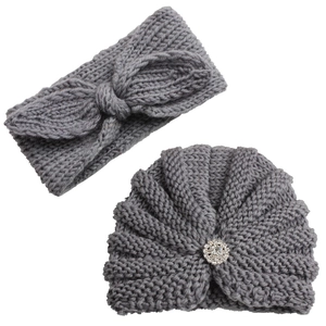 Détail d'un bandeau tricoté gris avec nœud et d'un bonnet turban avec boucle en strass