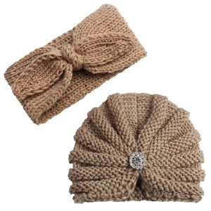 Détail d'un ensemble en tricot camel avec bonnet à strass et bandeau à nœud