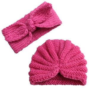 Dettaglio set in maglia per neonati con berretto rosa scuro e fascia con fiocco