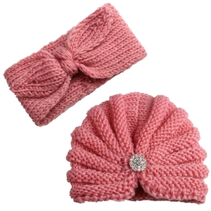 Ensemble bonnet turban et bandeau tricotés rose pour bébé avec détail strass