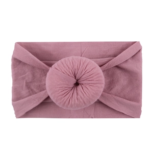 Détail d'un bandeau pour bébé en maille rose avec un design de nœud torsadé donut