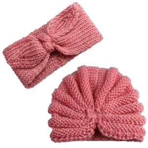 Dettaglio della trama a maglia del set berretto turban e fascia rosa neonata