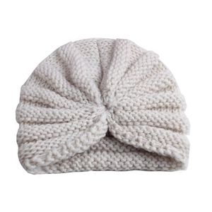 Zachte beige gebreide babytulband met een decoratief gedraaid knoopontwerp