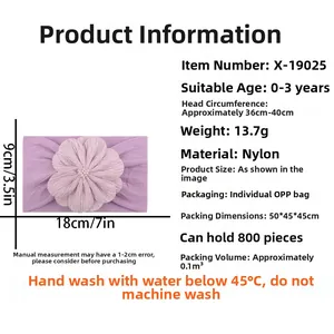 Détails d'un bandeau pour bébé en nylon violet avec fleur froissée et perles