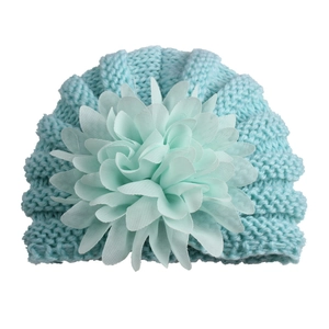 Bonnet tricoté bleu clair pour bébé avec grande fleur en maille pour l'hiver