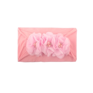 Diadema elástica rosa para bebé con tres flores de gasa adornadas con perlas y brillos
