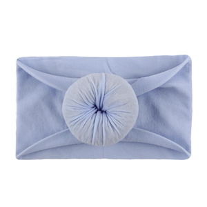 Détail d'un bandeau pour bébé en nylon souple avec nœud donut de couleur bleu clair