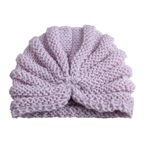 Zachte gebreide baby tulband muts in lichtpaarse kleur voor warm en comfortabel dragen