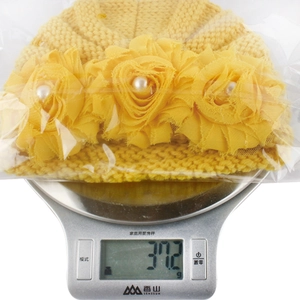Detailed weight display of 37.2g for a yellow baby knitted hat with flower decor