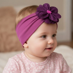 Gros plan d'un bandeau violet souple en nylon pour bébé avec fleur en tissu 3D