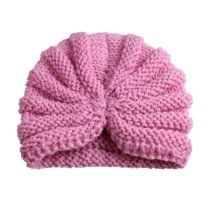 Roze gebreide tulbandmuts voor baby's met een zachte textuur en stijlvolle centrale knoop