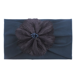 Détail du bandeau large en nylon bleu marine avec fleur en tissu texturé et perles