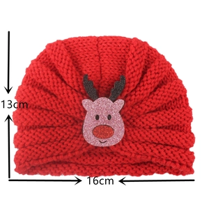 Détail montrant les dimensions 13x16cm de ce bonnet de Noël tricoté pour bébé
