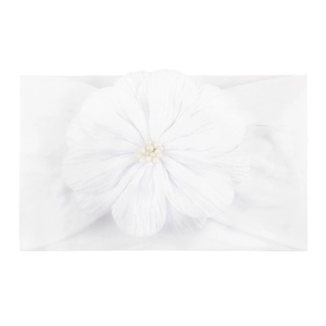 Détail du bandeau blanc doux pour bébé avec grande fleur en tissu multicouche et perle