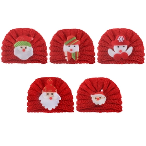Cinque stili di cappellini natalizi in maglia rossa per neonati con Babbo Natale e pupazzo