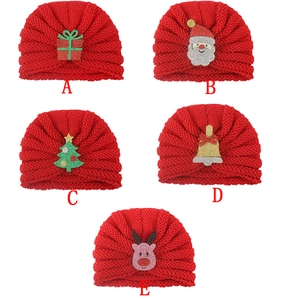 Détail de cinq turbans de Noël rouges pour bébé avec divers motifs de fête tricotés