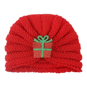 Bonnet de Noël tricoté rouge pour bébé avec un décor de boîte cadeau pailletée brillante