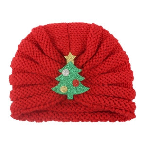 Bonnet de Noël rouge en maille pour enfants avec sapin à paillettes sur fond blanc
