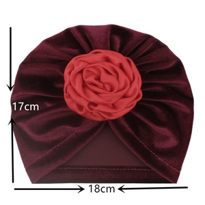Vue détaillée du turban bébé en velours bordeaux avec rose rouge, taille 18cm x 17cm
