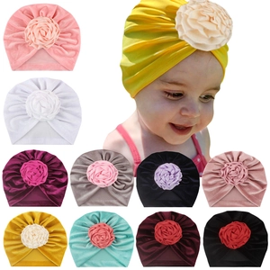 Turban pour Bébé Fille Doux Polyester Velours Doré Bonnet Avec Grande Fleur 3D Décoration Nouveau-né Chaud Foulard Accessoire