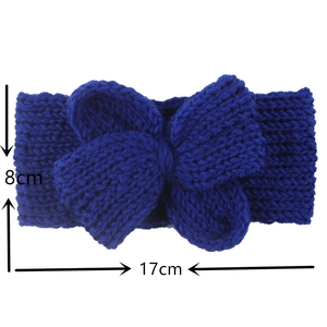 Détail du bandeau tricoté bleu avec nœud affichant les dimensions 17cm sur 8cm