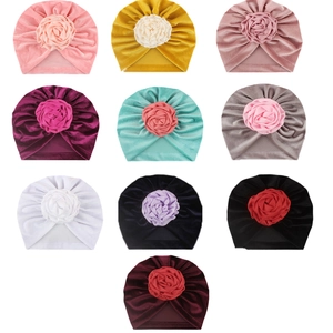 Affichage matriciel de dix couleurs de bonnets turbans en velours pour bébé avec nœud floral