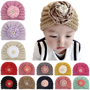 Bonnet turban tricoté pour bébé avec grande rose en satin et perles en 13 coloris